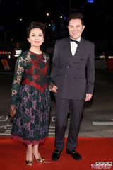 组图：叶德娴蕾丝裙端庄高贵亮相红毯