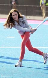 组图：凯特王妃玩曲棍球 大秀运动天赋