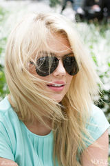 组图：抖奶超模都市大片 翠绿百褶裙笑容甜美