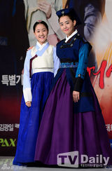 组图：《火之女神》发布 文根英着韩服端庄亮相