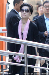 组图：李某案公开宣判 梦鸽现身法院