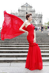 组图：吴鑫桐澳门街头写真红裙飞扬