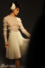 组图：姚晨拍大片花絮曝光 真空上阵扮演白天鹅