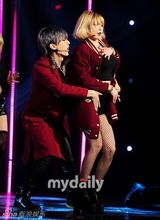 组图：Trouble Maker贴身辣舞惹火夺冠泪流满面