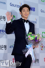 组图：宋慧乔李钟硕李准基等亮相电视颁奖礼