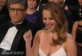 组图：劳伦斯获最佳女主角 上台激动摔倒