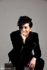 组图：张峻宁野性写真成熟洒脱 朋克风情随性自我