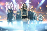 组图：2013新浪微博之夜现场 开场秀辣妹热舞