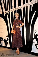 组图：爱戴穿透视复古长裙现身 优雅大方很动人