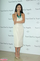 组图：杨采妮投资珠宝增值 高以翔期待能合作