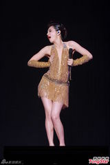 组图：Selina延迟造人 Ella挤胸性感舞老公最爱