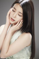组图：歌手IU公开化妆品广告现场照展清纯可爱魅力