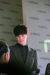 独家：韩星李钟硕北京呆萌看秀展小王子气质