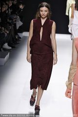 组图：米兰达可儿丹霞色露性感抹亮时装周