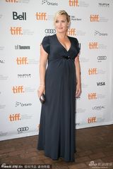 组图：布洛林撑《劳工》首映 温斯莱特深V秀沟