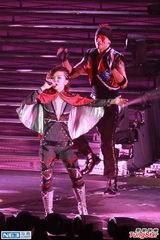 组图：邓紫棋白裙惊艳亮相 没留意旧爱四点反驳