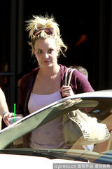 组图：布兰妮露眼纹唇纹 疲态难掩惨变老甜甜