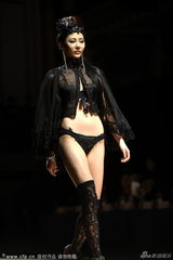 组图：中国内衣赛 嫩模穿薄纱秀臀春光无限