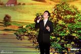 费玉清开第100场演唱会 不变黑西装献唱(组图)
