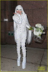 组图：Gaga变身怪异新娘长发过臀 扔花束众人抢