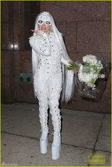 组图：Gaga变身怪异新娘长发过臀 扔花束众人抢