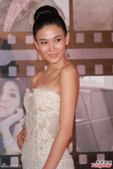 组图：张蓝心抹胸鱼尾长裙大秀纤长身材