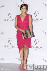 组图：韩星河妍秀穿纯白婚纱走秀衬优雅气质