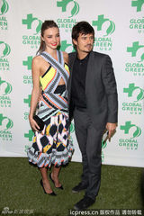 组图：米兰达-可儿被老公拉进车内不慎露底