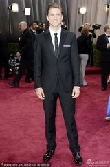 组图：《悲惨世界》男星亚伦-特威特帅气显萌