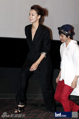 组图：柳贤京等出席《两个婚礼一个葬礼》试映会