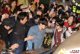 高清图：SJ-M团员惬意吃松饼 粉丝瘫痪台北街头