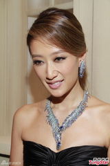 组图：谢婷婷低胸佩千万钻饰 放言会秘婚