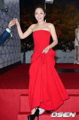 组图：严志媛红色抹胸裙亮相 妩媚风情秀美乳