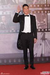 组图：张家辉黑燕尾服现身红毯 复古帅气