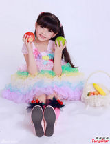 组图：7岁萝莉似林妙可 化浓妆出道被质疑