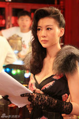 高清组图：安以轩巩新亮《献花》造型性感百变