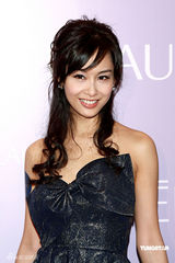 幻灯图集：朱茵美丽亮相 官恩娜金色上装闪亮