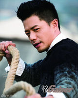 组图：段奕宏杂志封面俏皮玩车胎  动静诠释男人魅力