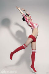 幻灯图：世界杯足球宝贝戴雪儿 上演性感功夫足球