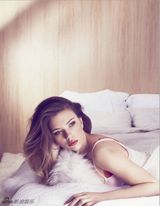 组图：黑寡妇斯嘉丽自曝爱跟男友看情色片