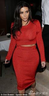 组图：卡戴珊外出紧裹巨胸改露腰 肥臀夺人眼球