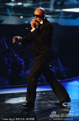 组图：光头电音叔Pitbull艳福不浅 与众辣妹热舞