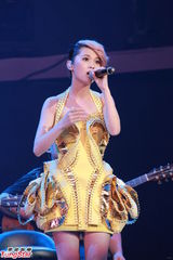 组图：杨丞琳红馆倒吊开唱 着泳装浸透明水缸