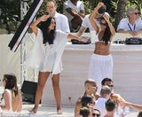 组图：F1总裁千金大婚奢靡派对 吻同性入水走光