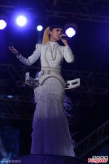 组图：S.H.E秀磅礡鼓技 压轴扛台北跨年