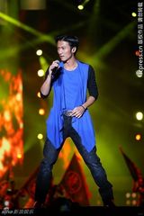 组图：中秋蔡依林献唱露胸光 谢霆锋拒谈王菲