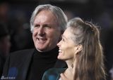 组图：《阿凡达》伦敦首映 卡梅隆夫妇携主创现身