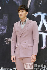 组图：《主君的太阳》发布 苏志燮紫西装粉嫩