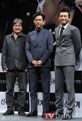 组图：崔岷植李政宰等出席《新世界》发布会