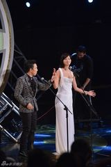 组图：林志玲金马奖大秀性感 和黄渤暧昧欲接吻